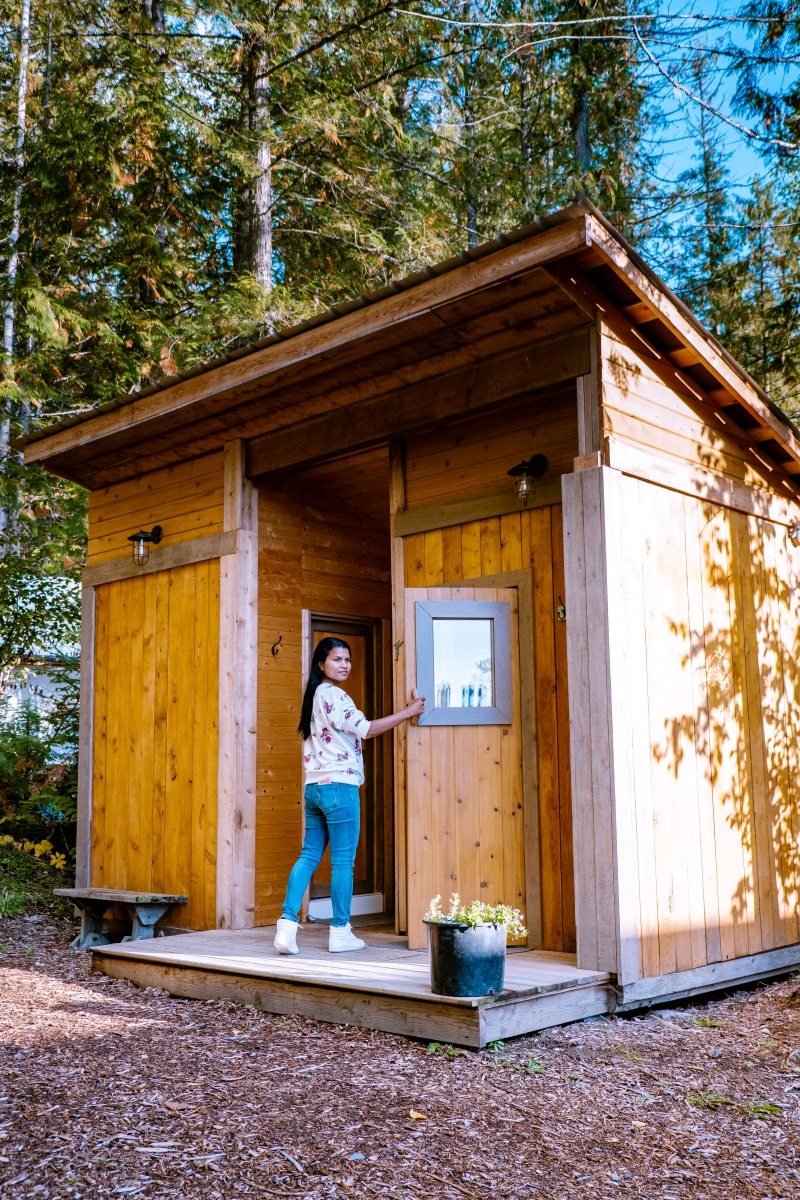 Modernes Tiny House Interieur mit Blick in die Natur